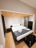 Luxe appartement, 2 slaapkamers, uitzicht op stad, op benedenverdieping | Een bureau, een laptopwerkplek, gratis wifi, beddengoed
