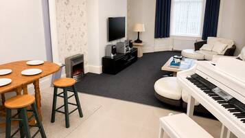Luxury Apartment, 2 Bedrooms, City View, Ground Floor | Living area