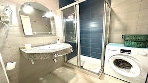 Dusche, Haartrockner, Handtücher