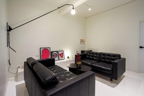 Suite familiar, 2 habitaciones | Área de sala de estar