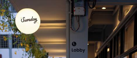 Depan hartanah - siang/malam