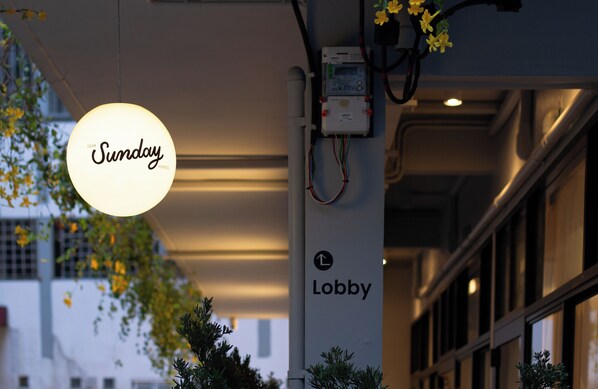 Front of property - evening/night - Dear Sunday Hometel Bangkok (Bangkok)