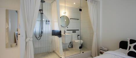 Family Suite, 2 Bedrooms | Bathroom | Free toiletries, hair dryer, slippers, bidet