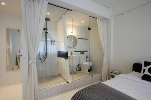 Family Suite, 2 Bedrooms | Bathroom
