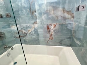 Towels, soap, toilet paper - Spacious 3 Bedroom 1 Bathroom Rogers Park Town House Budget-Friendly (Chicago)