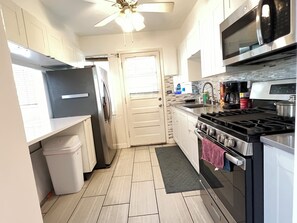 冷蔵庫、電子レンジ、オーブン、コンロ