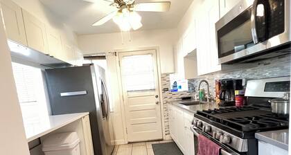 Charming 3-bedroom townhome with Central AC and WiFi in lovely Chicago