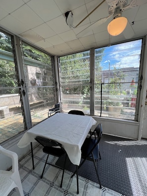 Dining - Spacious 3 Bedroom 1 Bathroom Rogers Park Town House Budget-Friendly (Chicago)