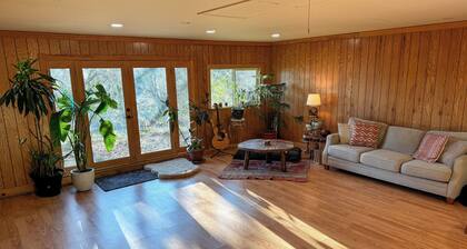 Lake house getaway - one bedroom, pellet stove, sauna