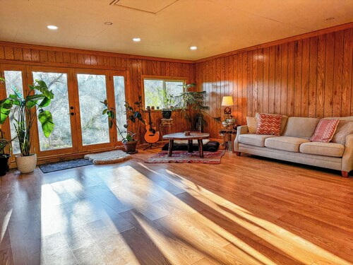 Lake house getaway - one bedroom, pellet stove, sauna