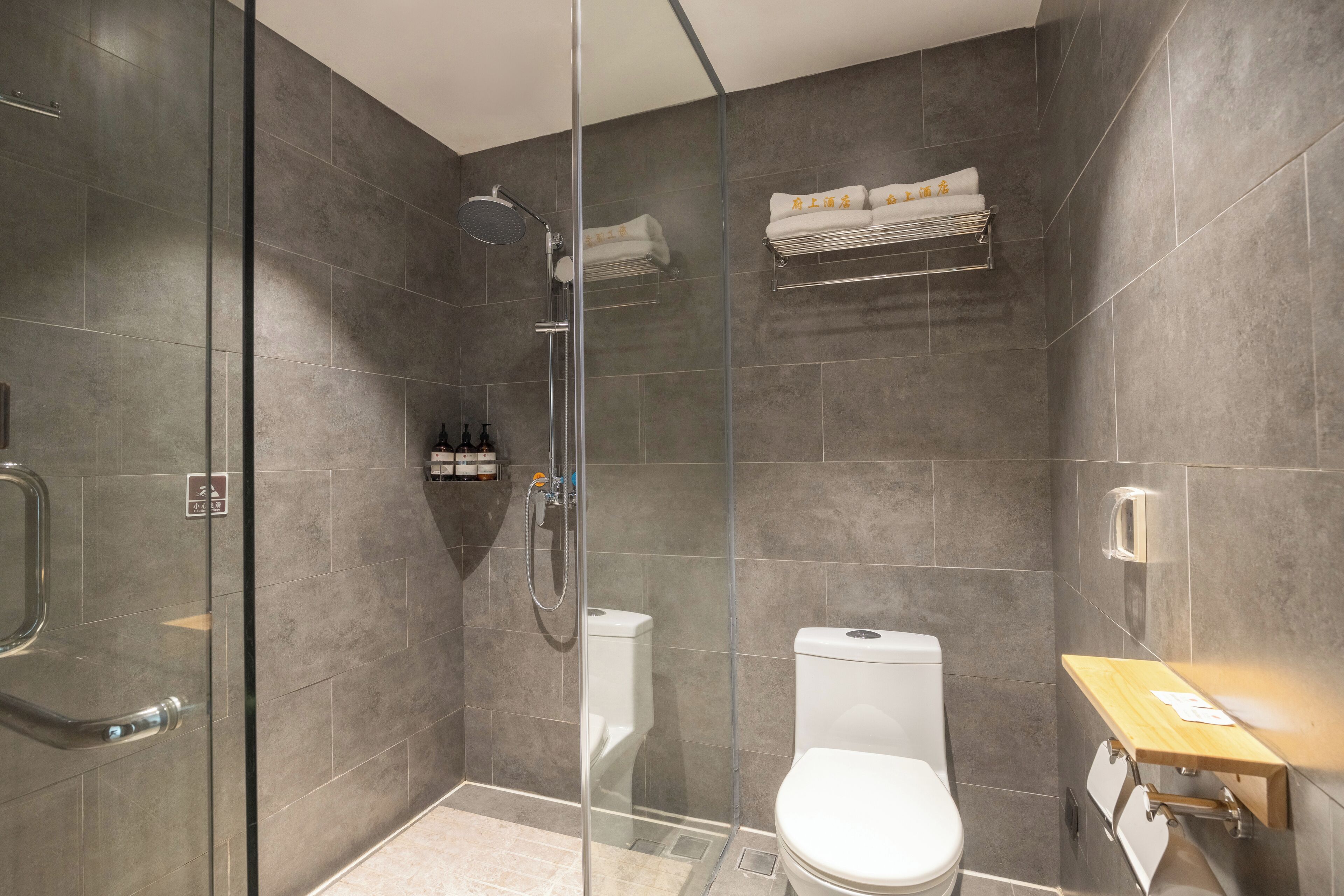 Escritorio, espacio para trabajar con laptop y cortinas blackout 