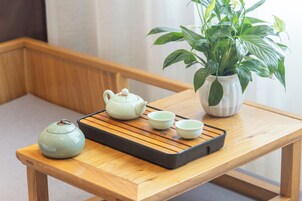 Escrivaninha, espaço de trabalho para notebook, cortinas blackout