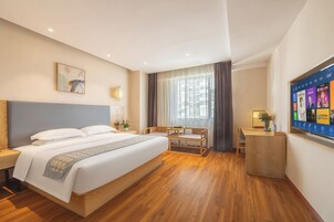 Quarto solteiro, 1 cama King | Escrivaninha, espaço de trabalho para notebook, cortinas blackout