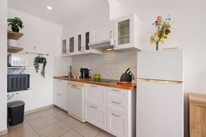 Een koelkast, een microgolfoven, een oven, een kookplaat