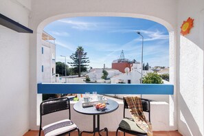 Outdoor dining - Apartment 'Oura Beach' with Shared Garden, Wi-Fi and Air Conditioning (Albufeira)