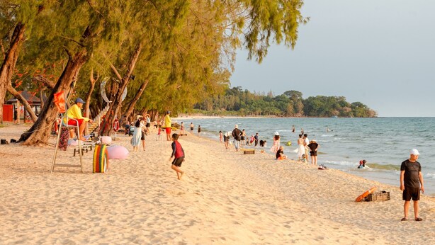 A beach with people, trees, and a clear sky. - căn hộ biển (Thành phố Phú Quốc)