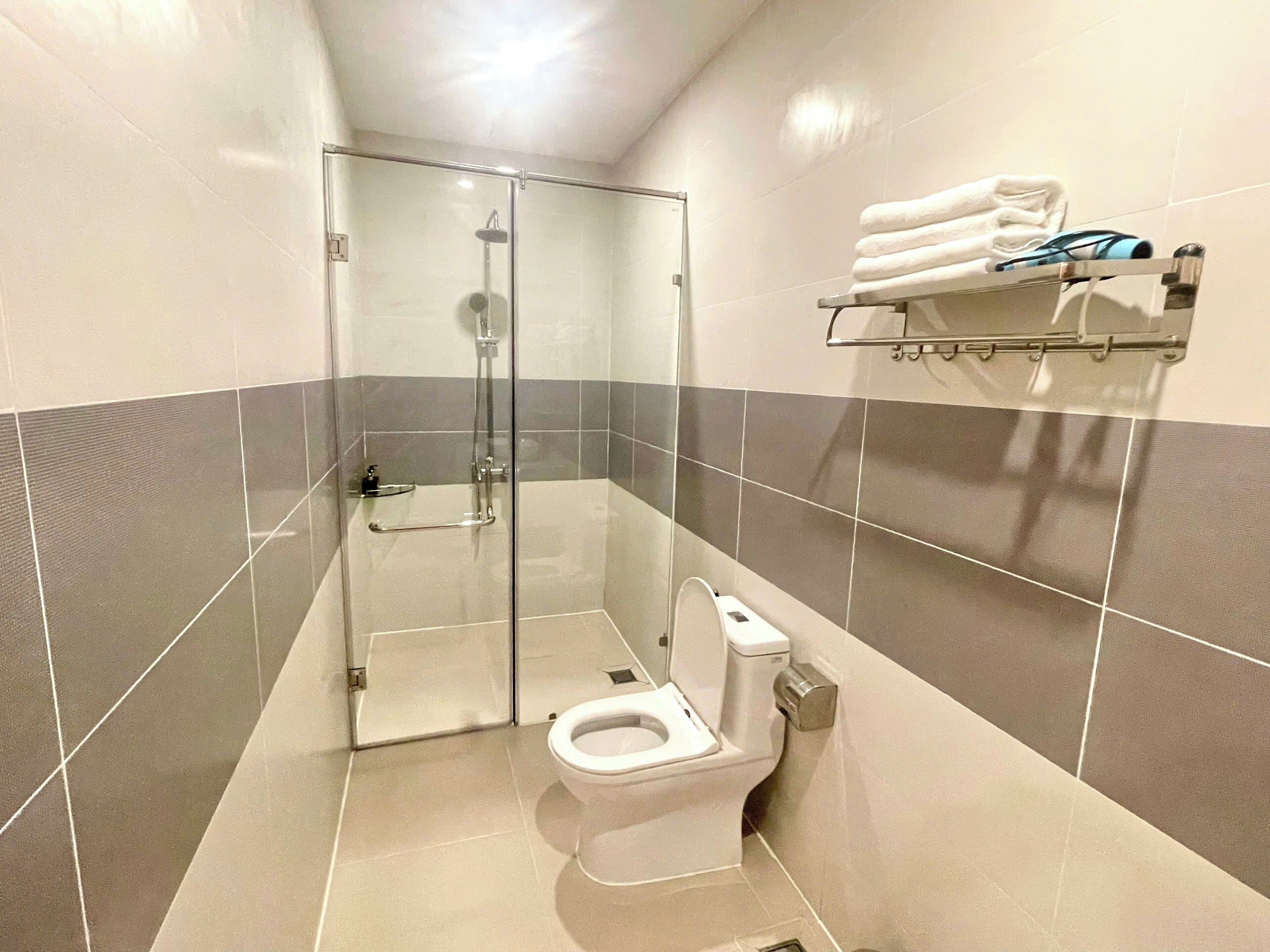 Shower, hair dryer, bidet, towels