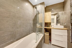 Shower, hair dryer, towels