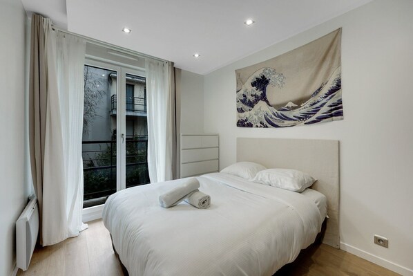 3 bedrooms, iron/ironing board, internet, bed sheets