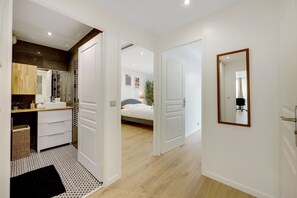 3 bedrooms, iron/ironing board, internet, bed sheets