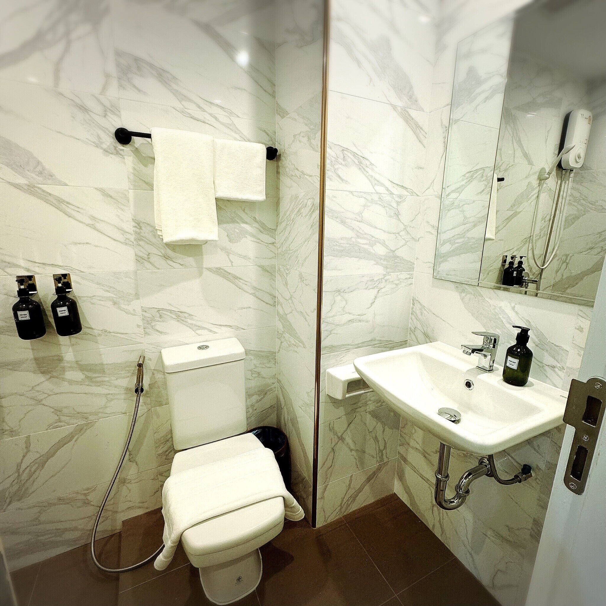 Superior Studio, 1 Queen Bed, Balcony | Bathroom | Hair dryer, towels, soap, shampoo