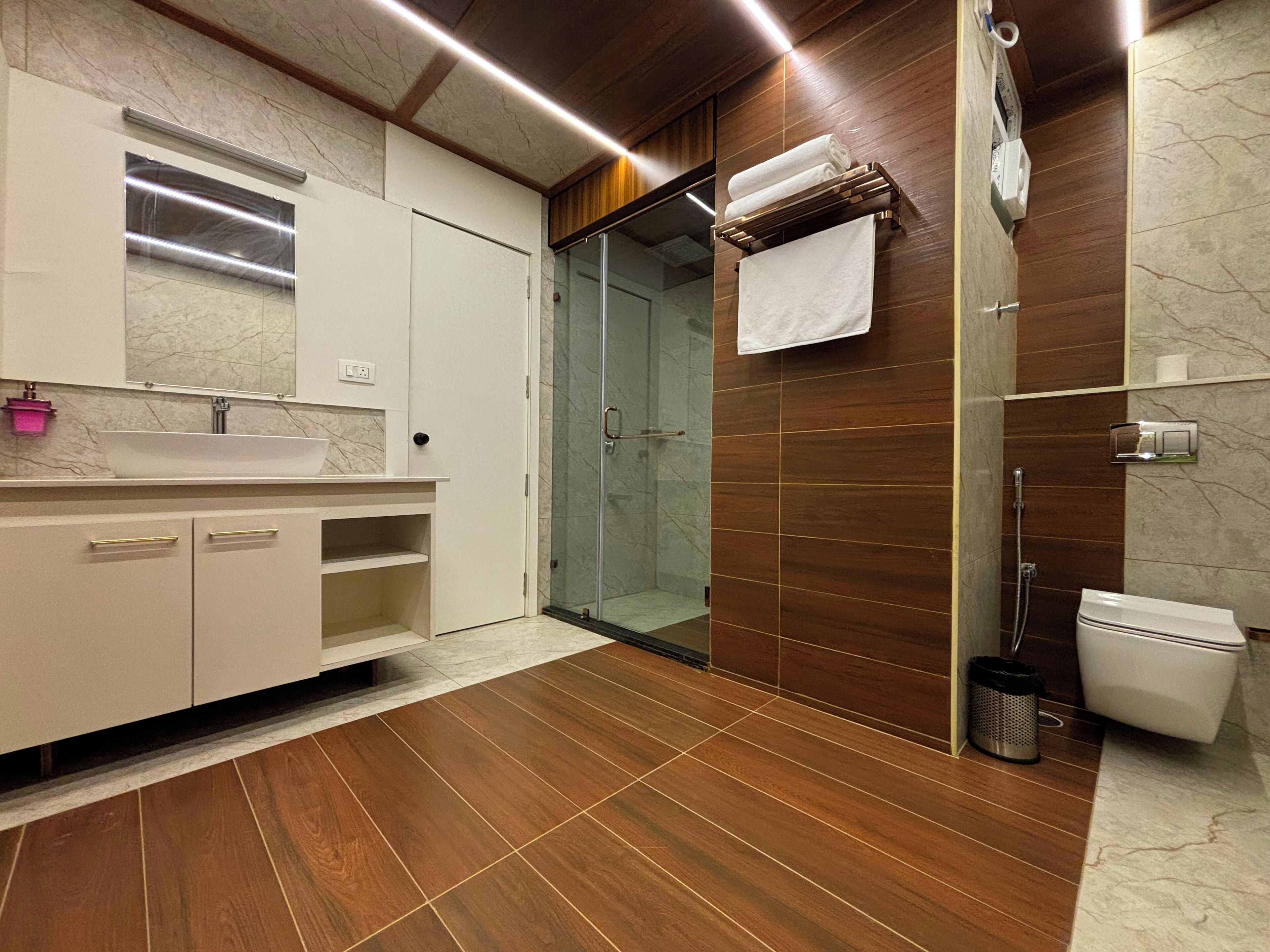 Suíte com design assinado, vista para a cidade | Banheiro | Secador de cabelo, toalhas de banho, sabonete, shampoo