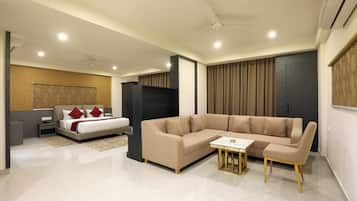 Phòng Suite có thiết kế đặc trưng, quang cảnh thành phố | Khu phòng khách | TV