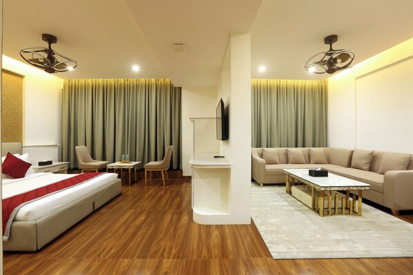 Signature Suite, City View | Living area | TV