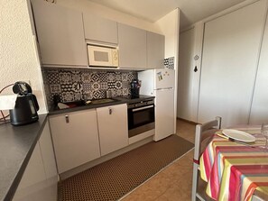 Kühlschrank, Geschirrspüler, Kochgeschirr/Geschirr/Besteck