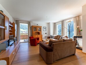 TV, fireplace - Ski-in, ski-out luxurious apartment (Saalbach-Hinterglemm)