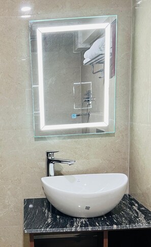 Douche, douche à « effet pluie », sèche-cheveux, chaussons