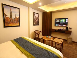 Trang trí khác biệt, trang bị nội thất với thiết kế riêng biệt, bàn 
