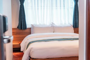 Trang trí khác biệt, trang bị nội thất với thiết kế riêng biệt, bàn 