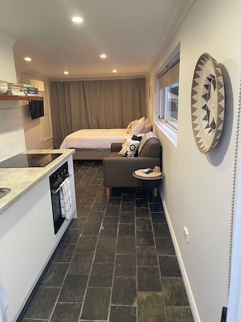 1 bedroom, iron/ironing board, WiFi. Cosy Private Studio
