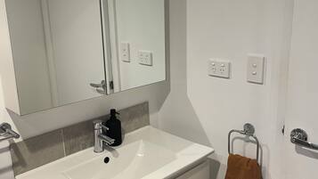 Haartrockner, Handtücher, Seife, Toilettenpapier