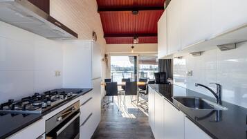 Réfrigérateur, micro-ondes, plaque de cuisson, lave-vaisselle