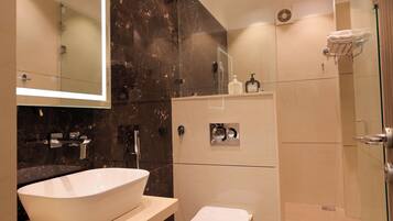 Douche, articles de toilette (gratuits), pantoufles, savon