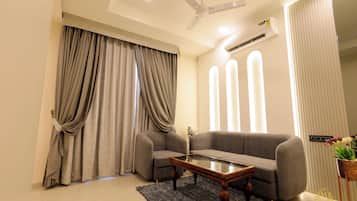 Studio Suite phong cách cổ điển | Két bảo mật tại phòng, bàn, khu vực làm việc phù hợp cho laptop