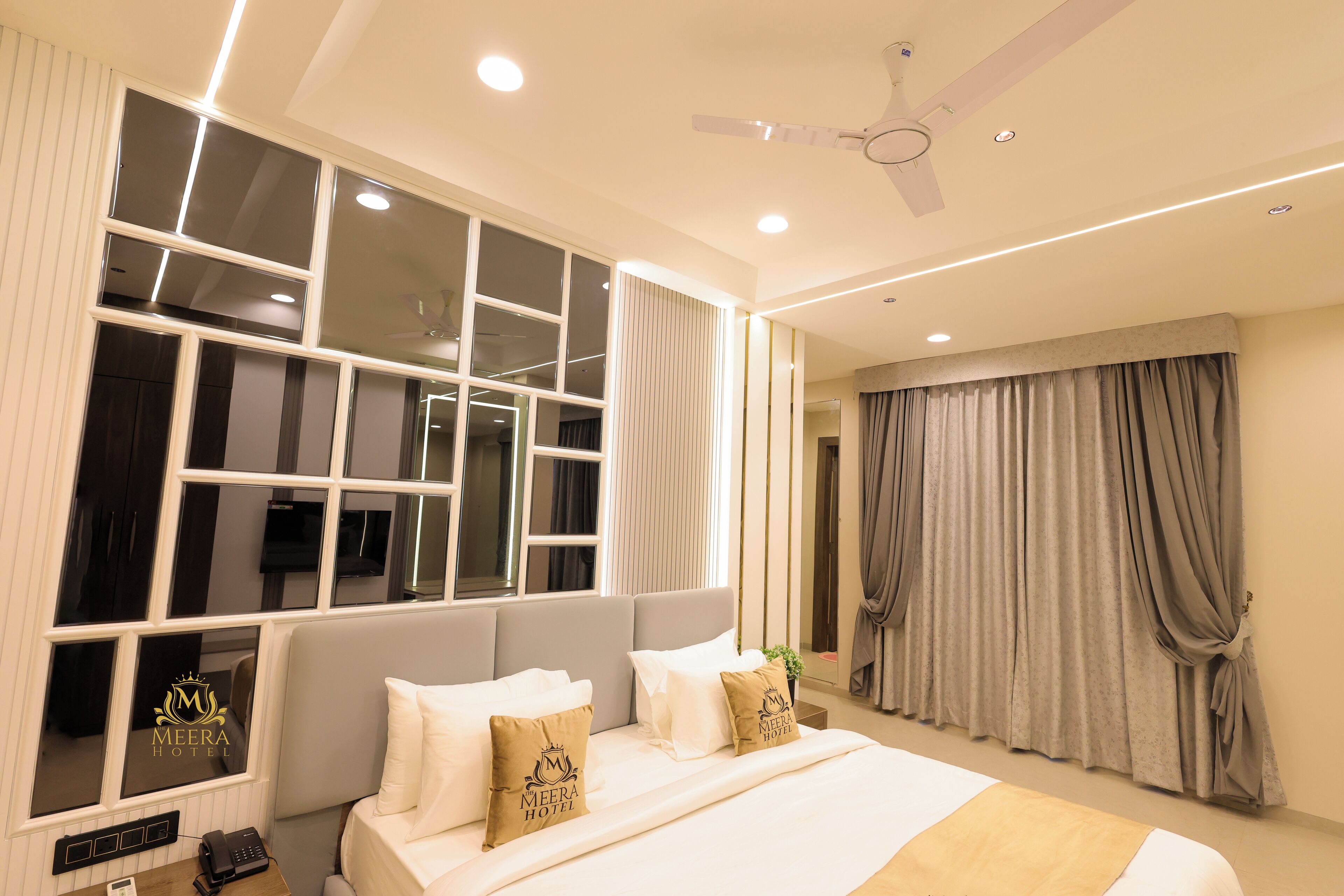 Classic Studio Suite | In-room safe, desk, laptop workspace, iron/ironing board