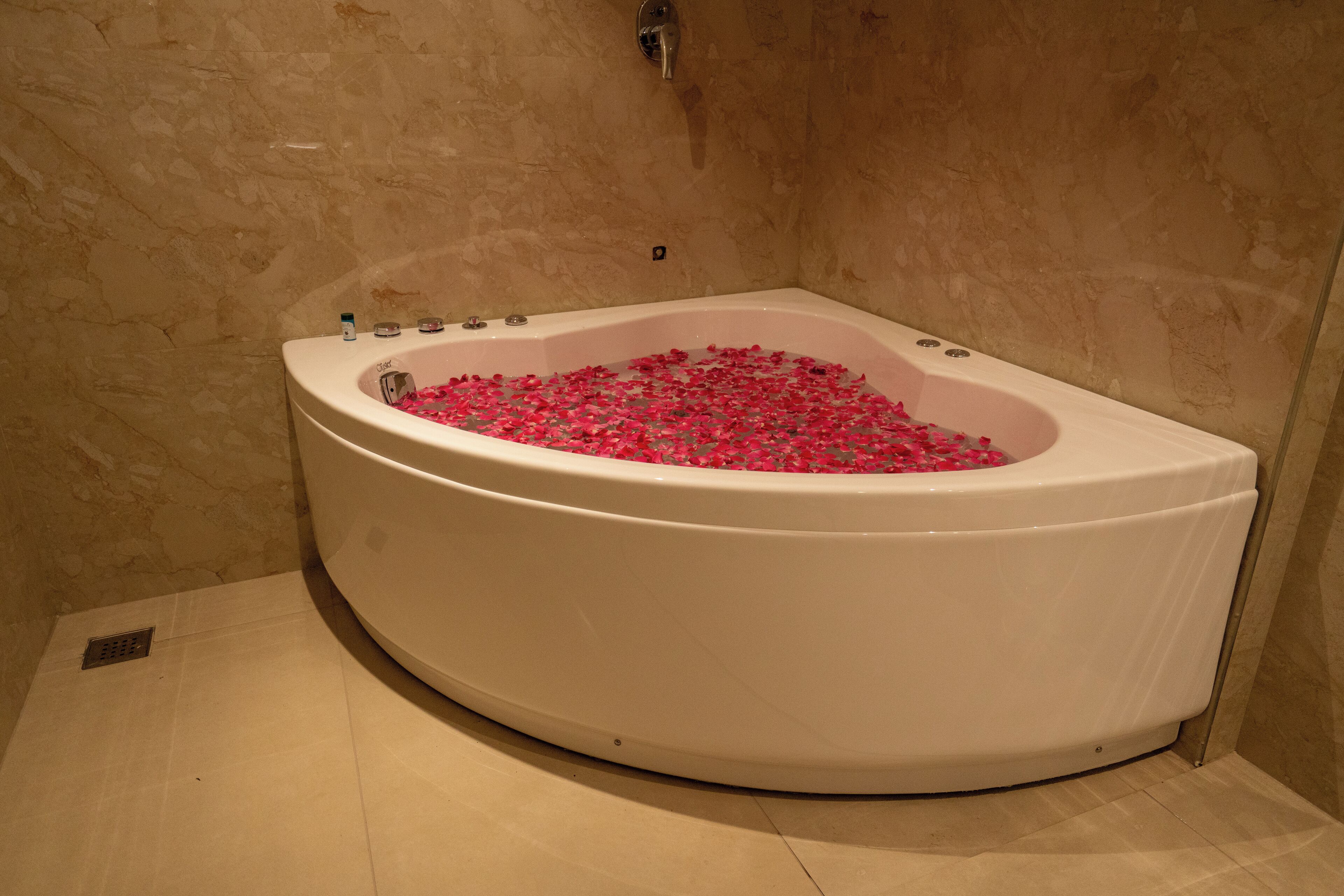Una bañera llena de pétalos de rosa.