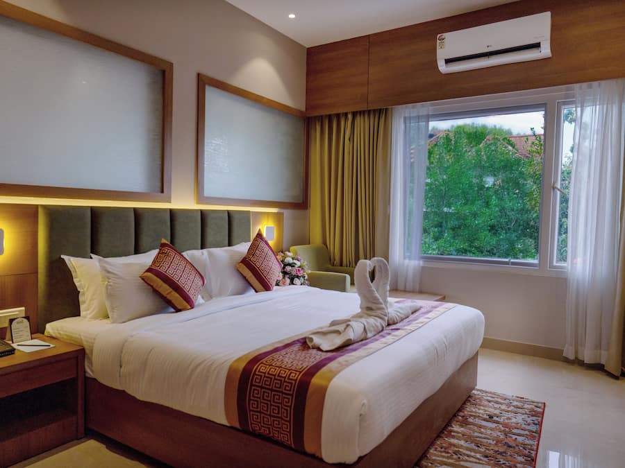 Escritorio, espacio para trabajar con laptop y cortinas blackout