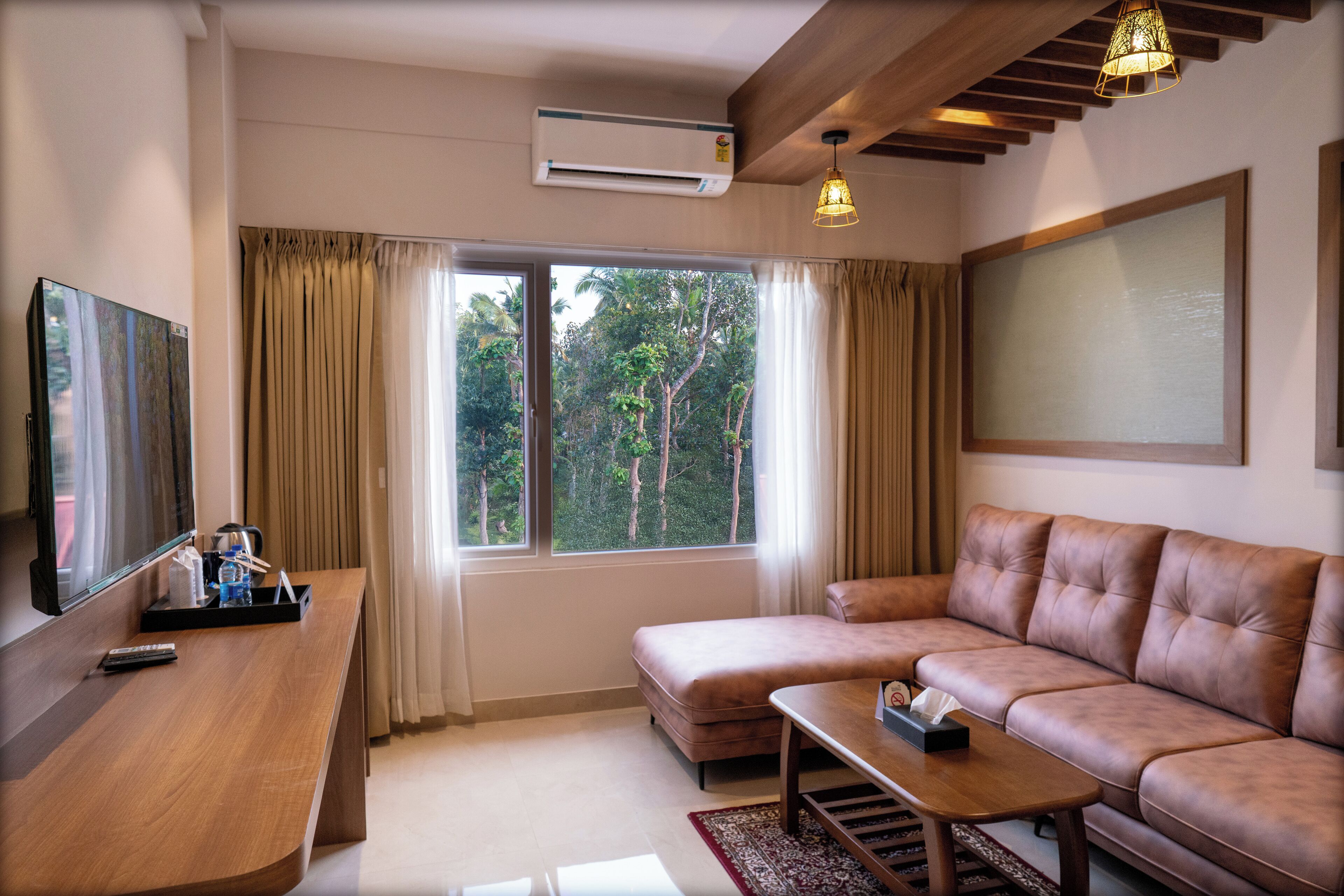 Superior Suite | Desk, laptop workspace, blackout drapes, soundproofing