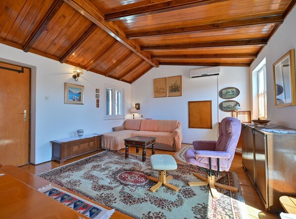 House (Five Bedroom Holiday Home) | Living room