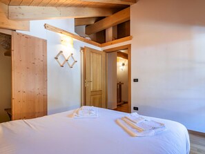 2 bedrooms, travel crib, WiFi
