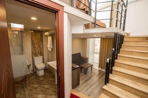 Alloggio familiare su due livelli, balcone, vista città | 1 camera, biancheria da letto di alta qualità, minibar