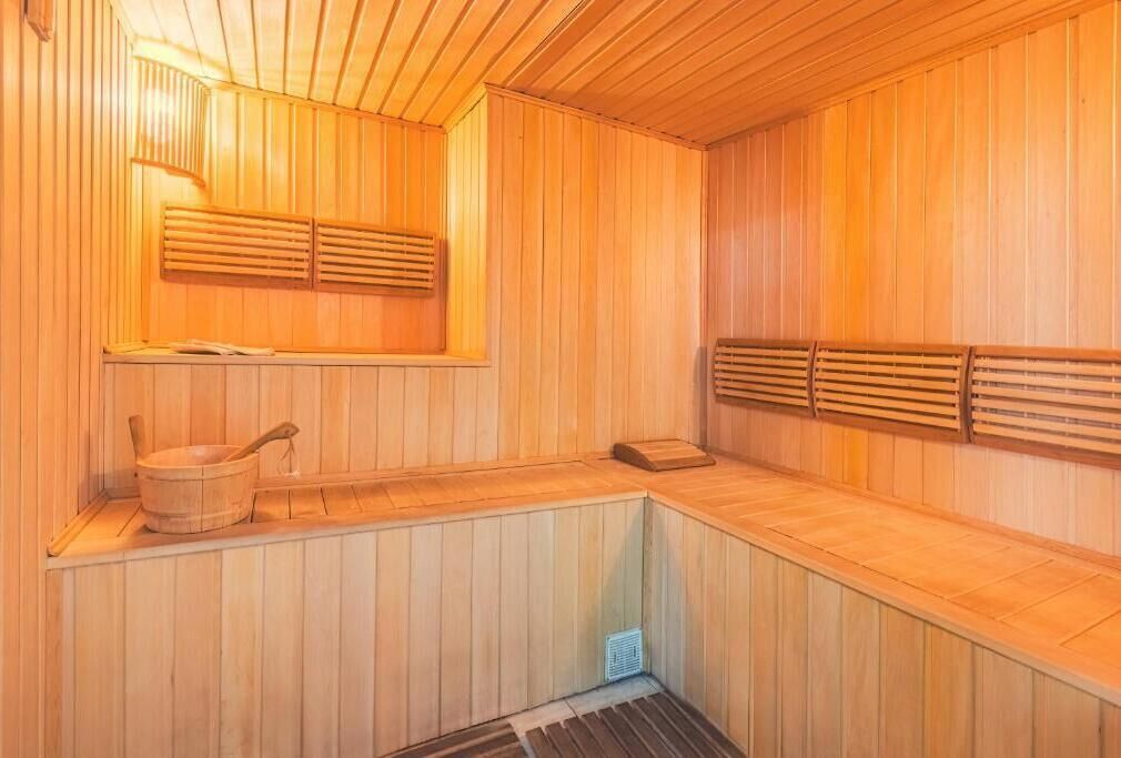 Una stanza sauna con pareti e panche in legno.