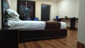 Desk, laptop workspace, WiFi (free) - Satkosia Hill View resort (Athagarh)