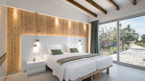 Een moderne slaapkamer met een houten hoofdbord, een groot raam en uitzicht op de omgeving.