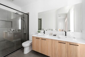 Douche, séchoir à cheveux, serviettes fournies