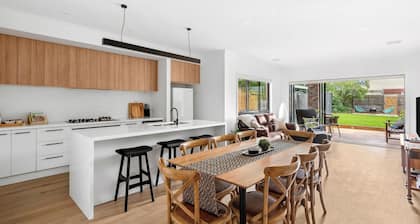 St Helens I Stunning Family Townhouse in Geelong